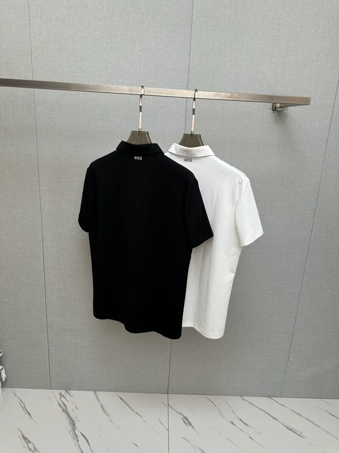 The 2026 spring and summer New Arrival debuts at the counter and is the latest New Arrival lapel short-sleeve, refreshing and breathable. Premium customized design, avant-garde and fashionable! The brand logo is designed with heavy craftsmanship. It feels soft. It is comfortable to wear. It has exquisite counter-level stitching. It has fine workmanship. The upper body effect is incomparably handsome! A must-have item for a stylish man! Sizes:M-3XL